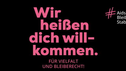 Blaue Schrift auf schwarzen Hintergrund: Wir hei&szlig;e dich willkommen. F&uuml;r Vielfalt und Bleiberecht! Hashtag Aidshilfe Bleibt Stabil. Deutsche Aidshilfe