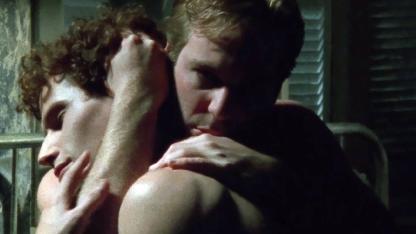 Filmszene: zwei nackte Männer in enger Umarmung