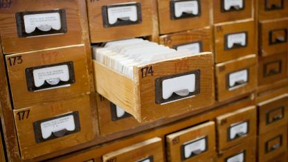 alter Karteikartenschrank mit einer geöffneten Schublade